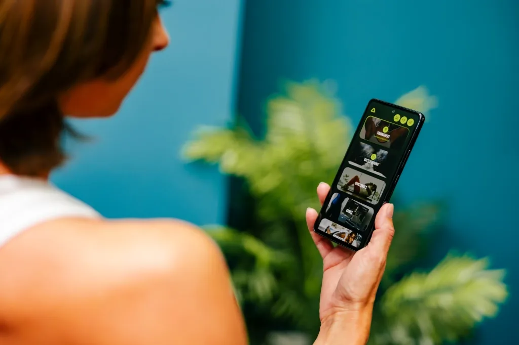 Iemand bekijkt de challenges in de Fittar-app
