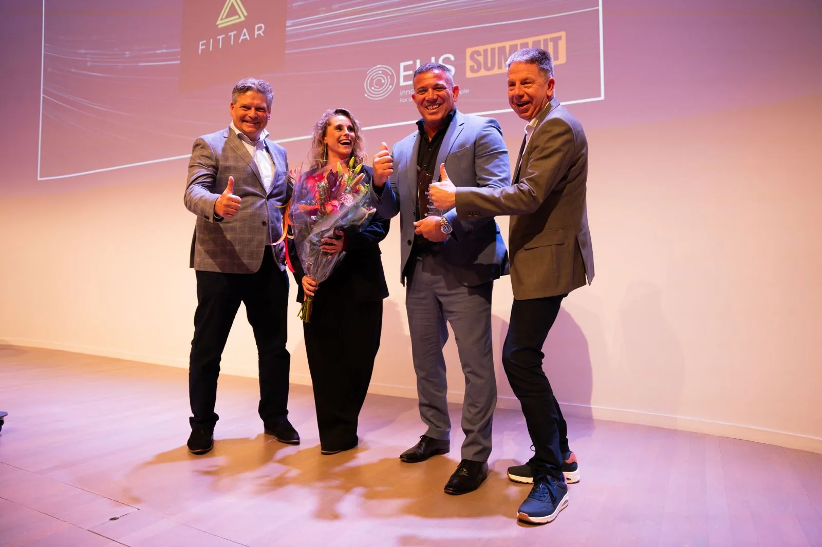 Het Fittar-team op het podium als finalist tijdens de EUS Summit